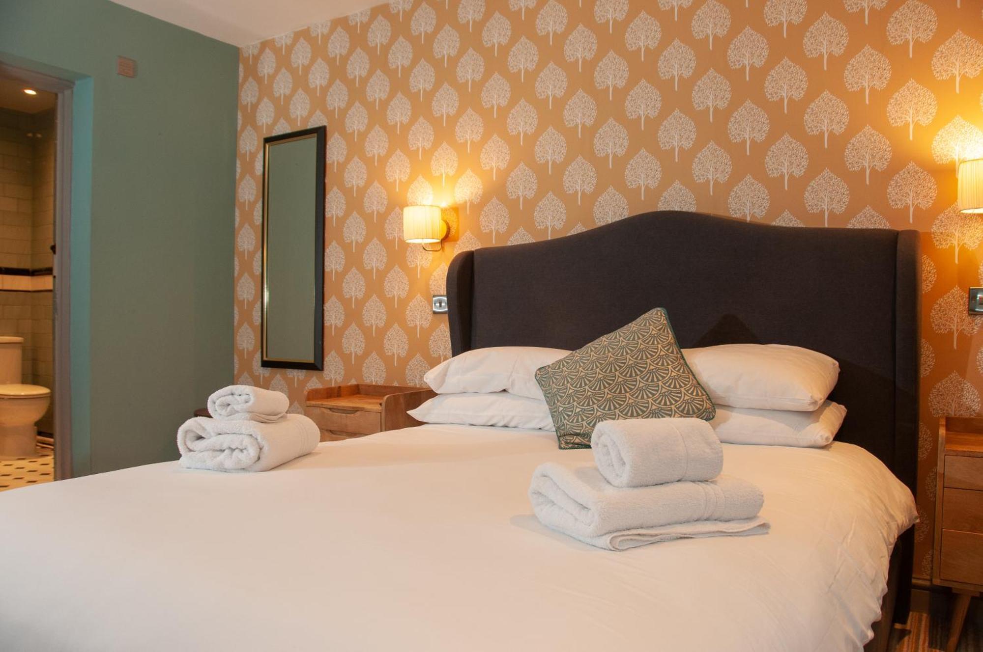Bed and Breakfast The Cowdray Arms Worth  Exterior foto
